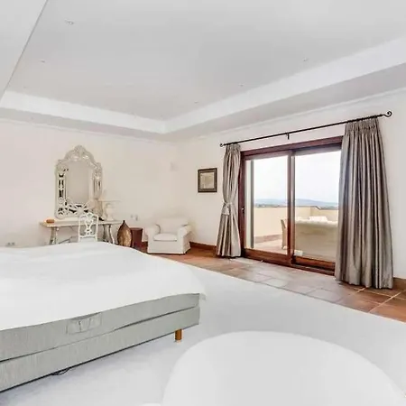 Espaciosa En Sotogrande *