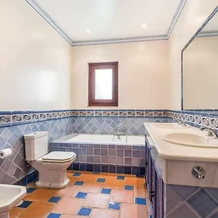 Espaciosa En Sotogrande Villa